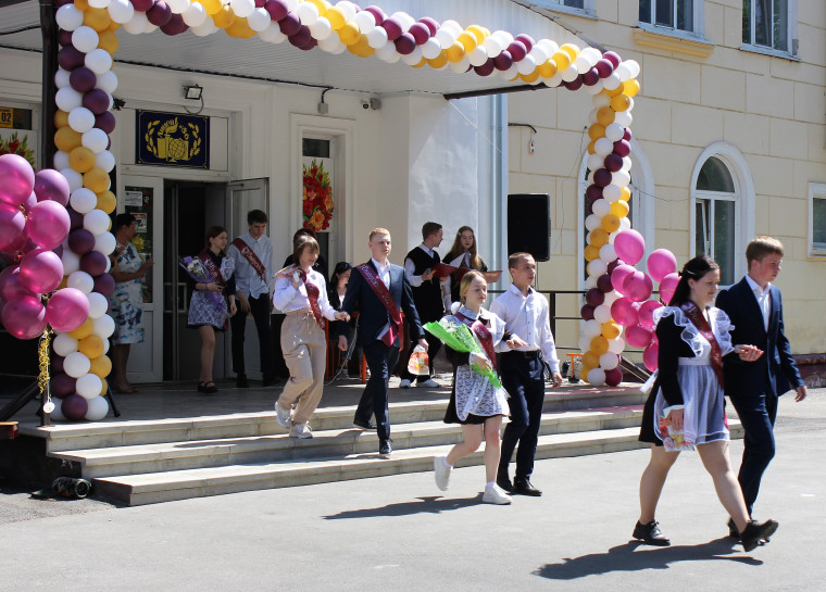 «Последний звонок» прозвучал сегодня во всех школах Алтайского края.
